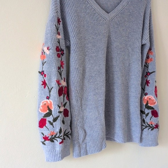 American Eagle Boho Baggy Floral Embroidered Light Blue V-Neck Sweater Small - Picture 5 of 11